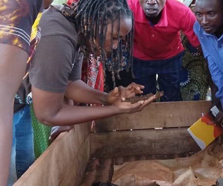 Une participante examine du compost entre ses mains