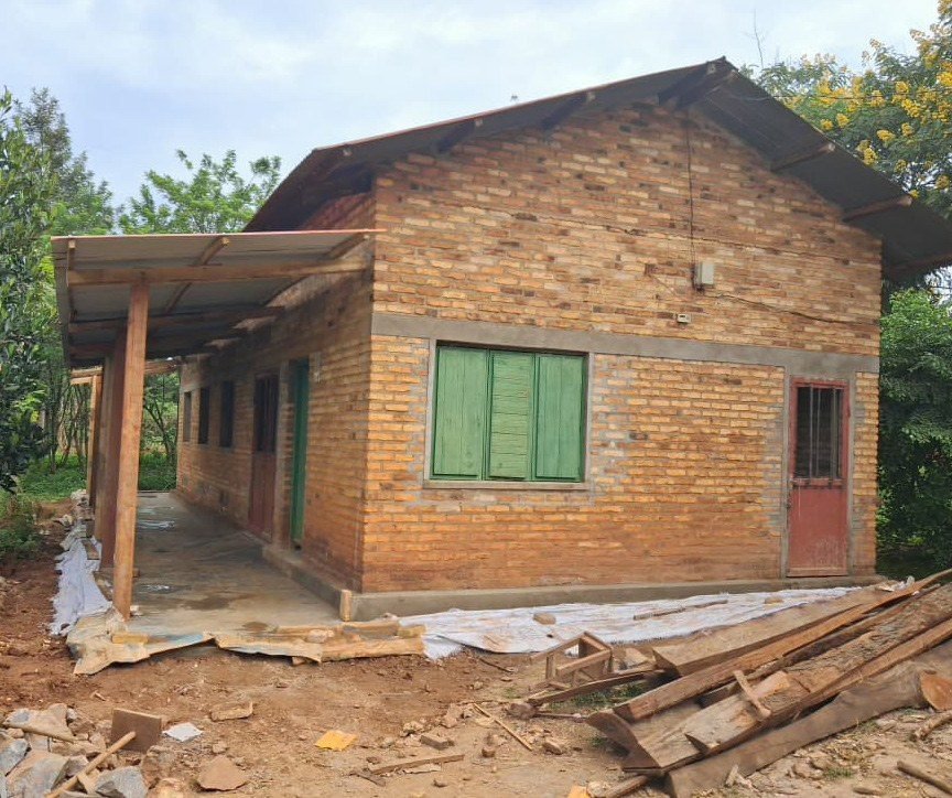 Bâtiment en briques de la Ferme du Lac en cours de réhabilitation
